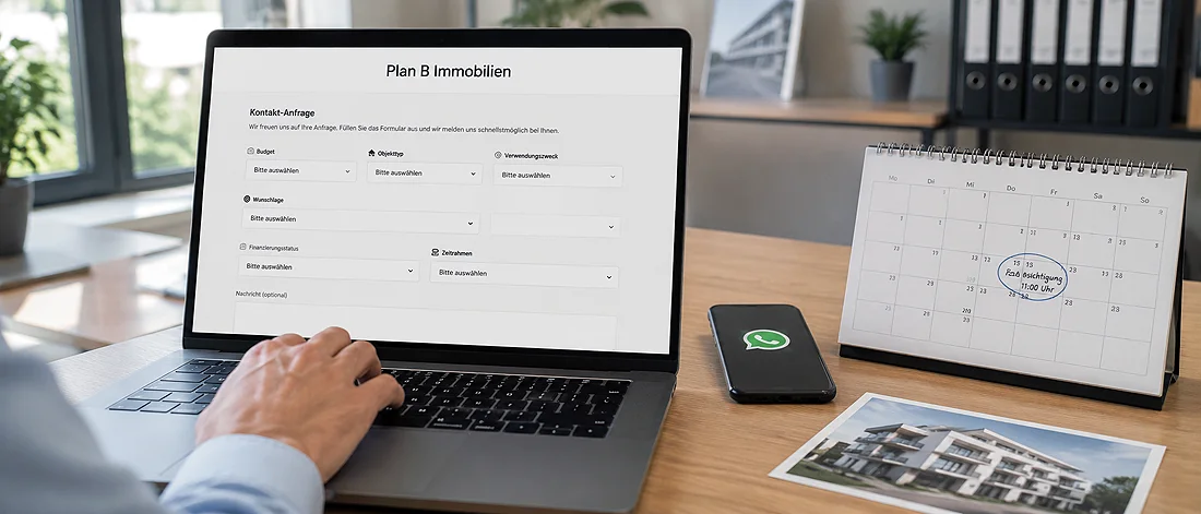 Platzhalterbild: Kontaktarbeitsplatz mit Laptop, Smartphone, Kalender und Unterlagen für eine strukturierte Vorsorgeanfrage.
