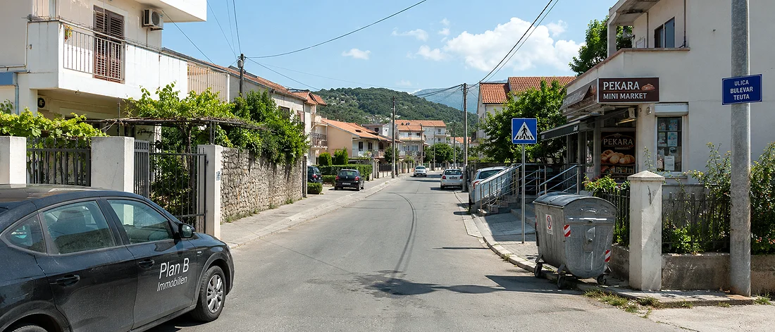 Platzhalterbild: Wohnadresse, Stadtlage und Alltagstauglichkeit als Symbol für private Meldeadresse in Montenegro.