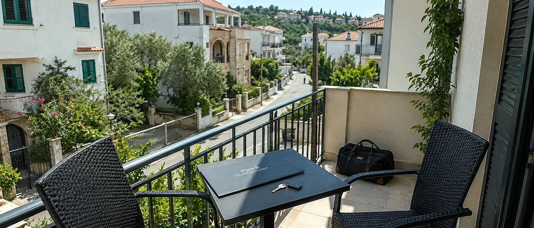 Platzhalterbild: Balkon, Schlüssel und Unterlagen als Symbol für Zweitstandort und lokale Betreuung in Montenegro.